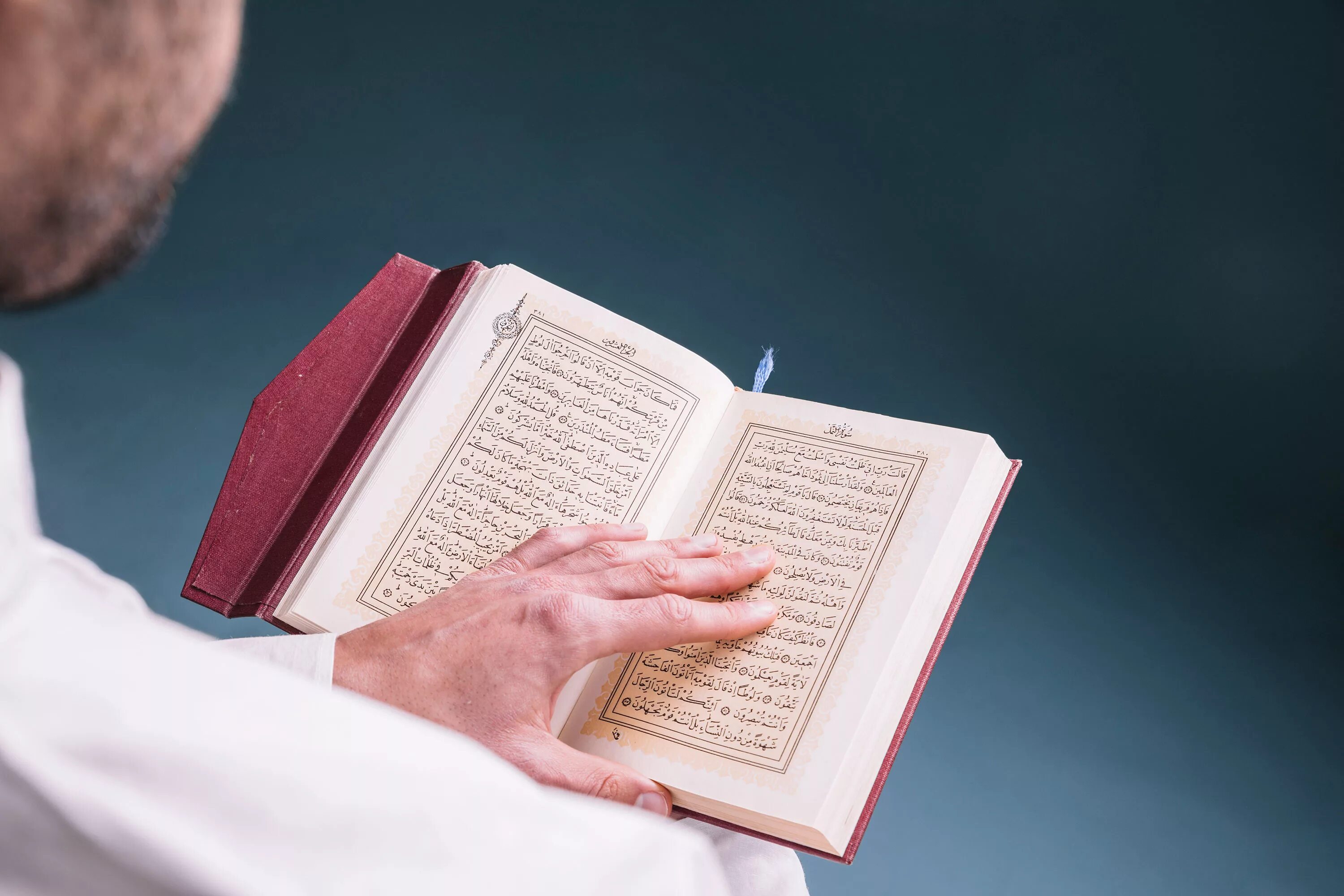 Мусульманин читающий коран. Аль Куръан. Чтение Корана. Коран читать.