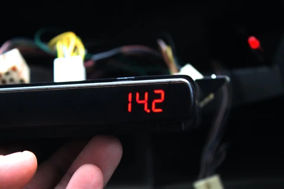 Напряжение 2114. Вольтметр в бск ваз 2114. вольтметр в кнопку ваз 2114. автомобильный вольтметр в газель 3302. вольтметр в газель 3302.
