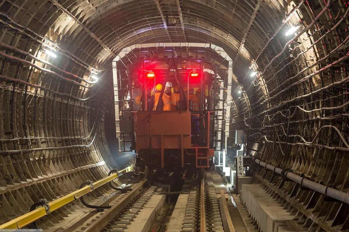 Габаритный вагон Московского метрополитена. Тоннель метро. Габарит тоннеля метрополитена. Тоннель стесненного габарита метрополитена. Оборудование метрополитен