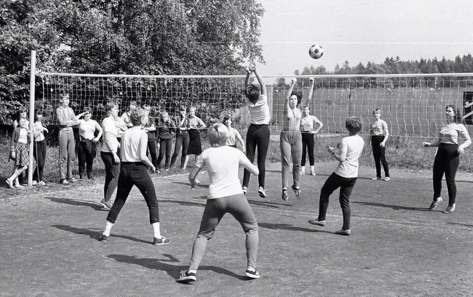 Спорт в Пионерском лагере СССР. Пионерский спортивный лагерь СССР. Пионерлагерь СССР волейбол. Физкультура в СССР. Рассказ соревнования на школьном стадионе