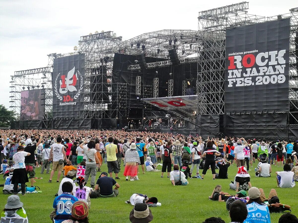 Japanese rock duo b'z. Rock in japan. Rock in japan. Музыкальный рок фестиваль. How many festivals are in japan.