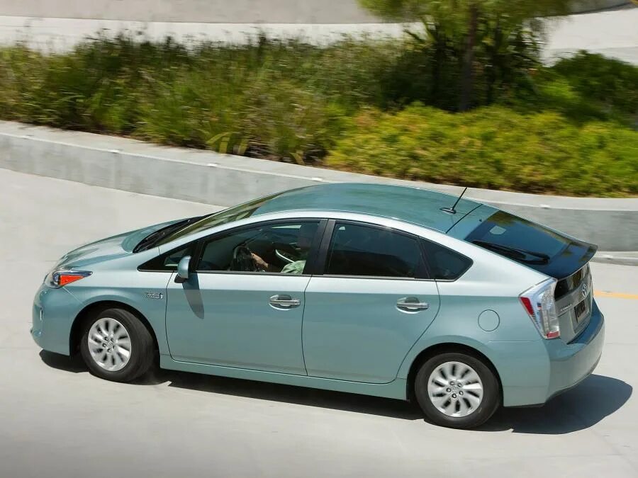 Приус машина фото Prius может стать лидером продаж Toyota в США