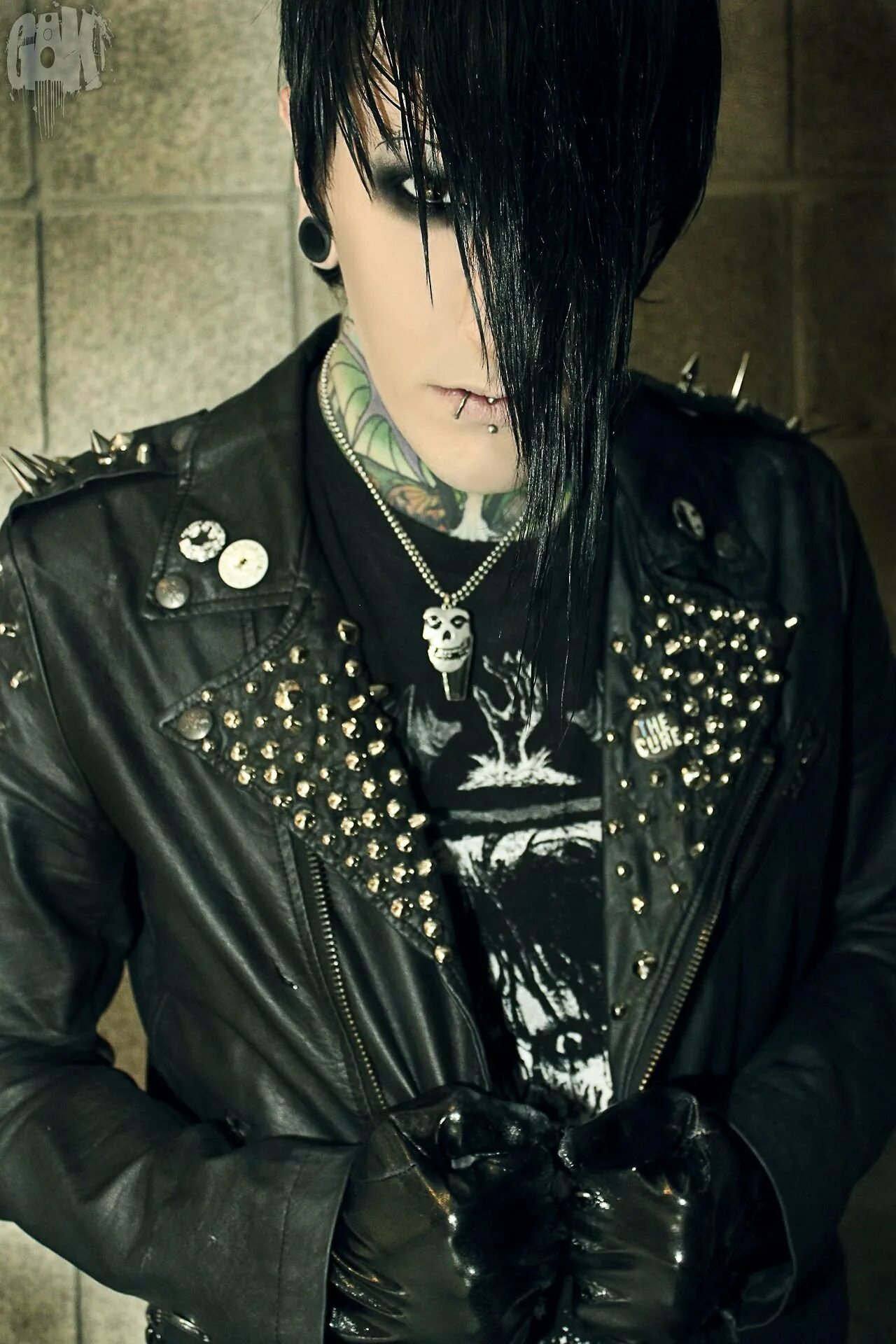 Гробовщики да я неформал мп3. Chris Motionless.