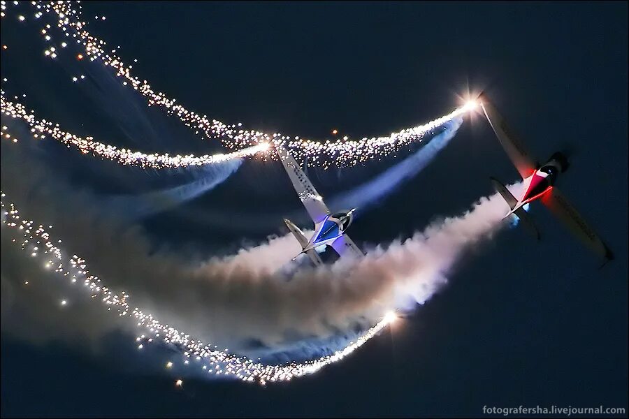 Улетающий самолет. Самолет в небе. Птица свободы. Веселый самолет. Птица высокого полета.