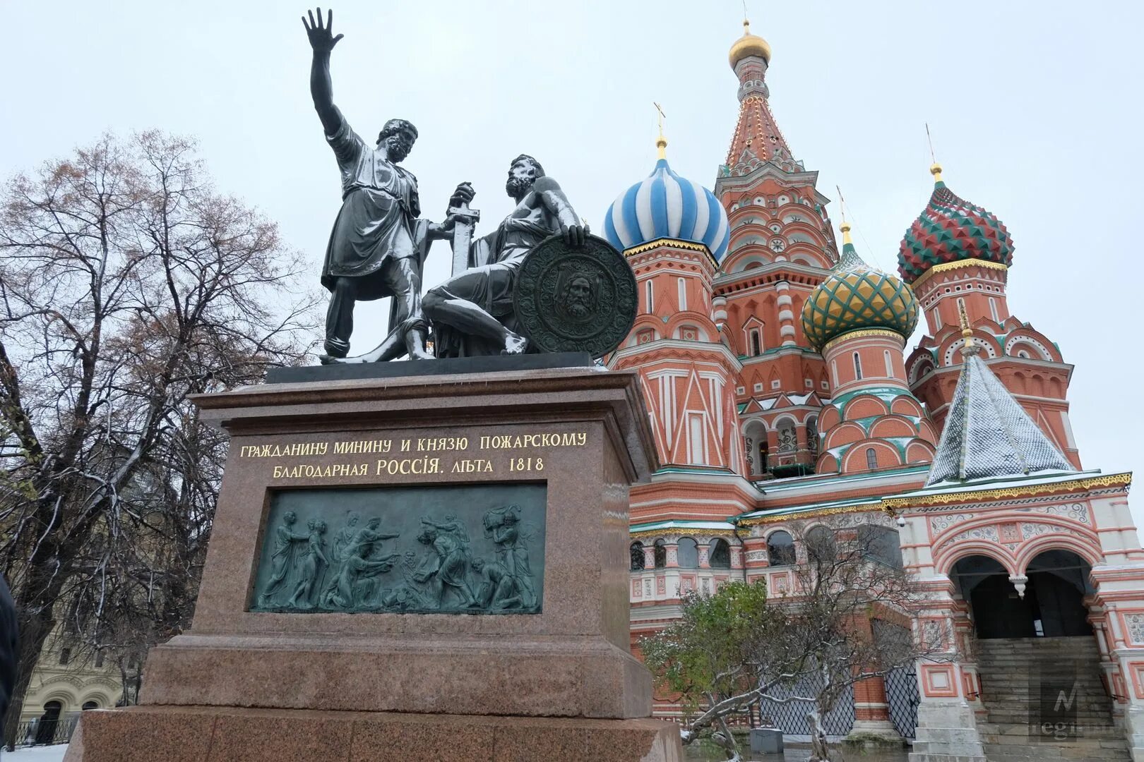 Память минина. Минин и Пожарский памятник. Минин и Пожарский 1612. Памятник Минину и Пожарскому в Ярославле. Обновленный памятник Минину и Пожарскому.