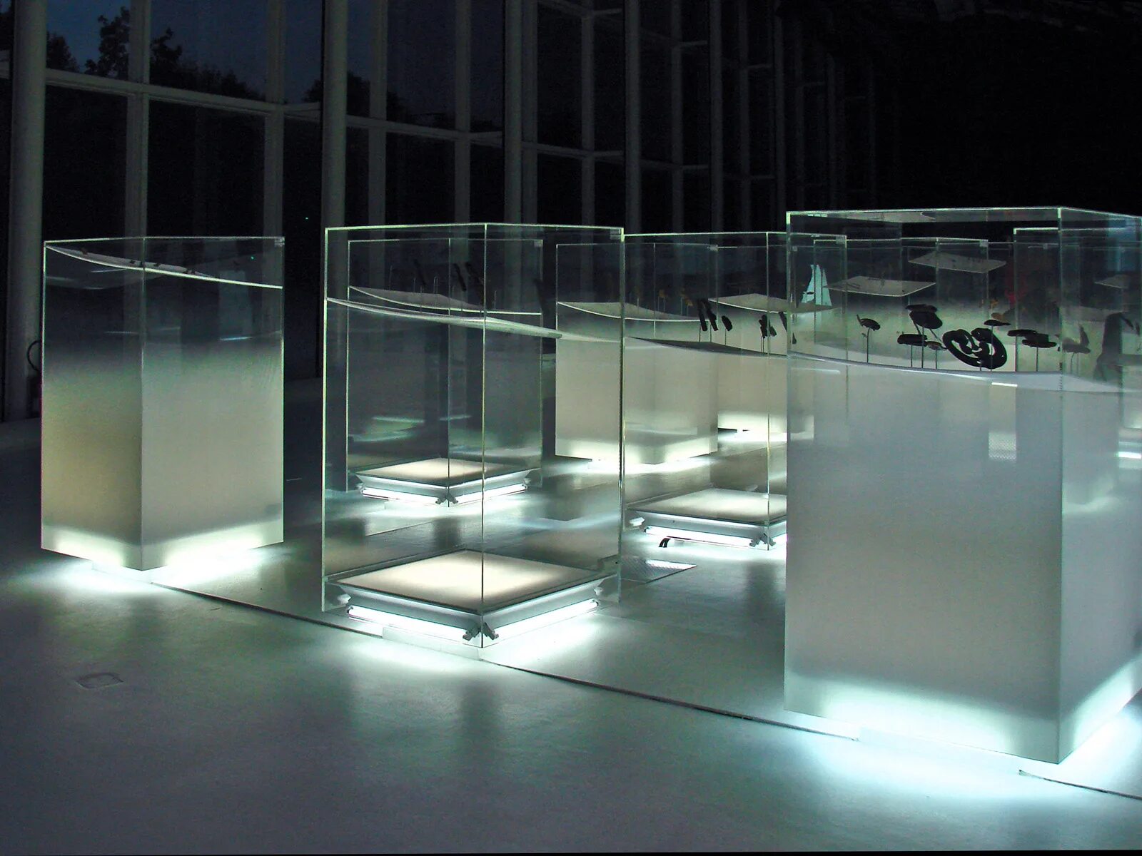 Сколько стоит витрина из стекла. Витрины музейные стеклянные с подсветкой. Музейные витрины из стекла с подсветкой. Витрины музейные стеклянные встроенные в пол. Витрины в музее космоса.