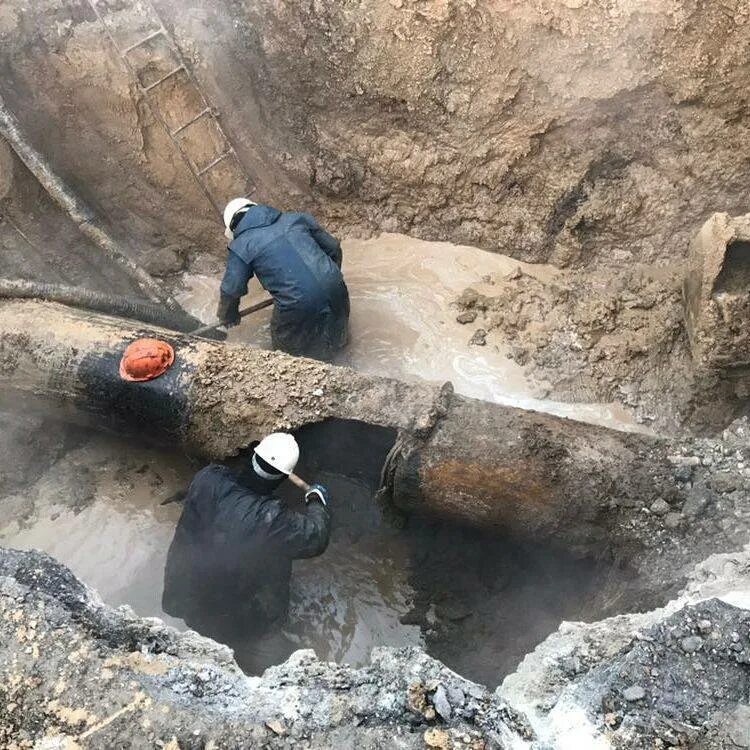 Между двумя реками люди прорыли углубление. Порыв водопровода. Порыв сетей водоснабжения. Устранение аварий на водопроводных сетях. Авария на сетях водоснабжения.