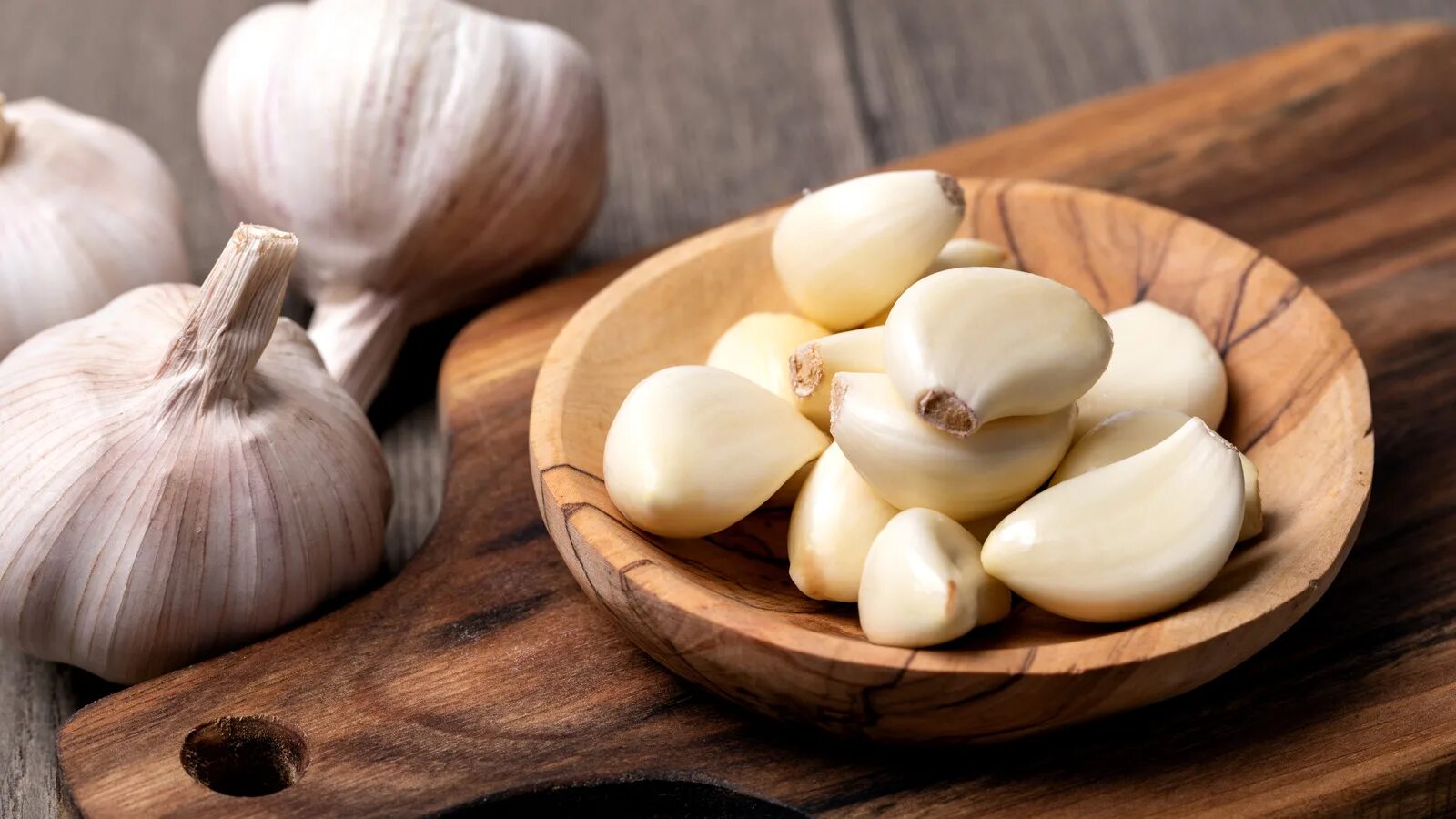 Можно ли есть чеснок при геморрое. Чеснок гарлик. clove of garlic. чеснок лечебный. еда с чесноком.
