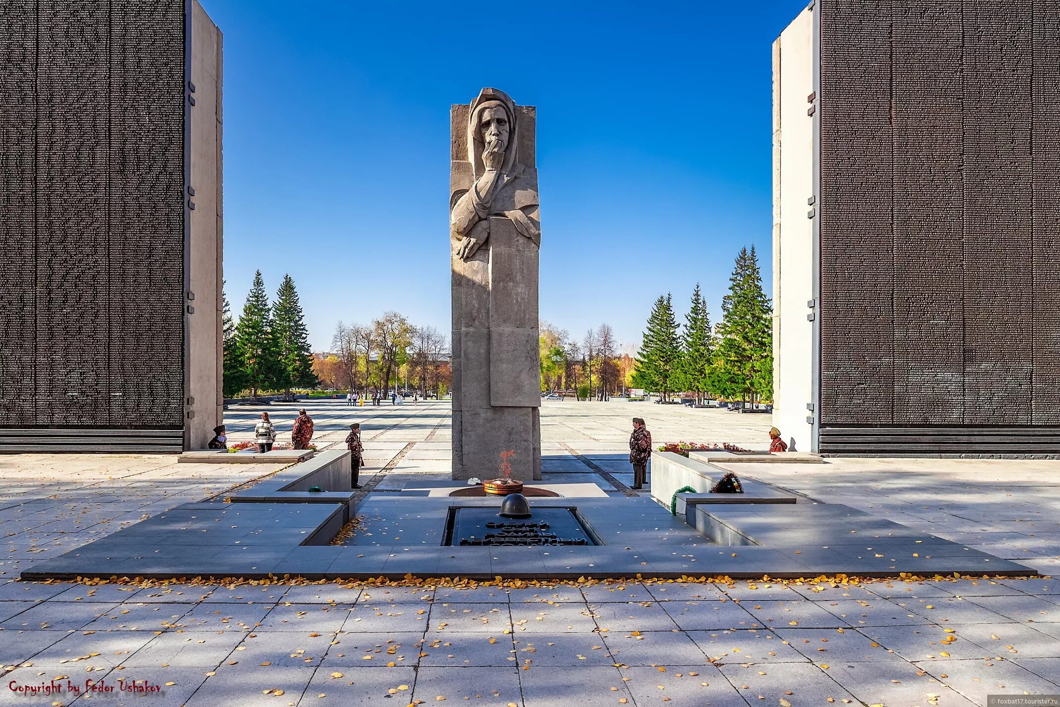 Вечный огонь Новосибирск монумент славы. Монумент славы Новосибирск пилоны. Памятник на монументе славы город Новосибирск. Ленинский район Новосибирск монумент славы.