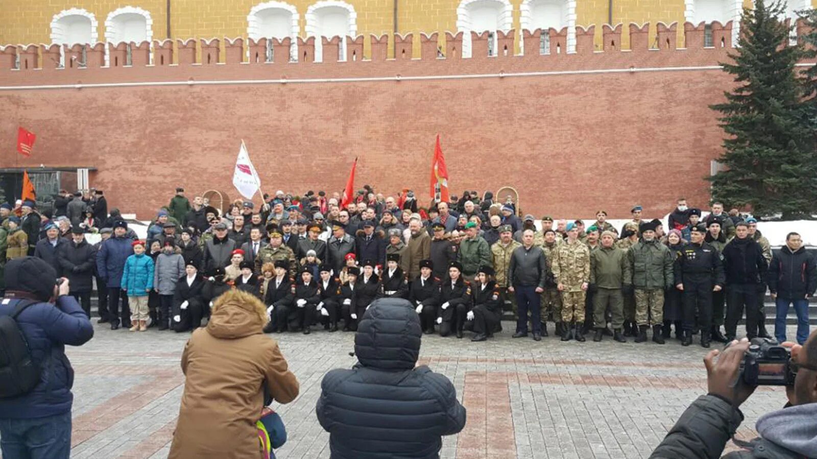 Неизвестная россия сегодня. 23 Февраля возложение венков у кремлевской стены. Возложение цветов к могиле неизвестного солдата. Возложение венков к могиле неизвестного солдата 23 февраля 2022. Церемония возложения цветов.