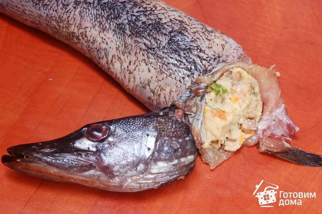 Щука чулком. Фарширование рыбы чулком. щука фаршированная. рыба фаршированная чулком. щука фаршированная чулком.