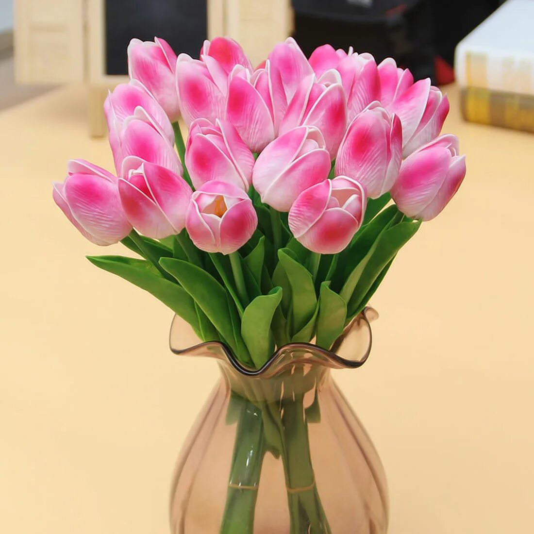 Фото тюльпанов в букете дома. Букет тюльпанов. Букет тюльпанов в вазе. Розовые тюльпаны. Букеты тюльпанов реальное.