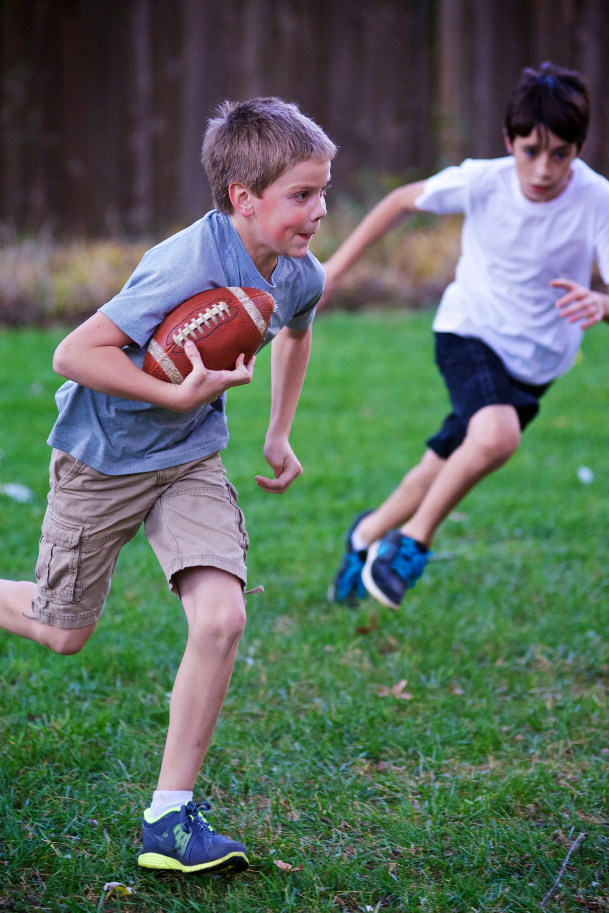 My brother plays football. Дети играют. Играющие дети. Дети играющие во дворе. Дети играют на улице.