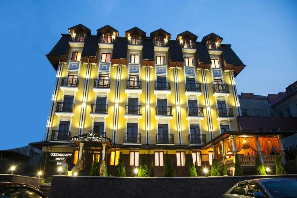 Отель золотая корона. Баку отель Голден Краун. Отель в Трускавце. Бассейн отель Золотая корона.