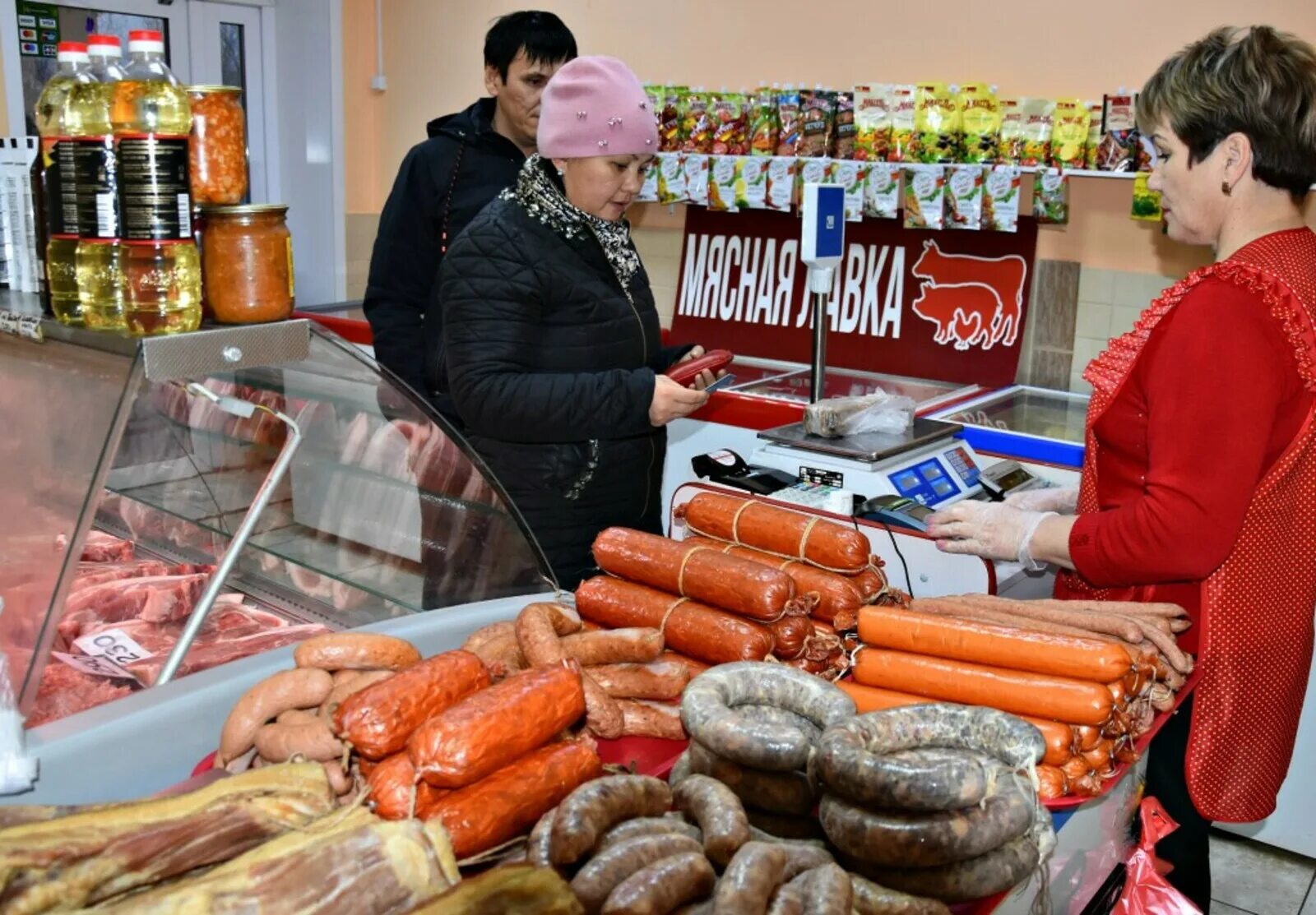Копченый колбаса сыр копченый. Мясные продукты. Сегодня колбаса. Колбасные изделия царицыно халяль. Сегодня колбаса.