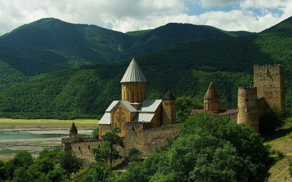 Молдавия грузия. Монастырь Ананури. Ананури Мцхета. Ананури Грузия. Река Ананури.