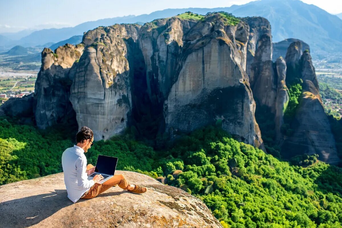 Nature работа. Ноутбук в горах. С ноутбуком на горе. Человек с ноутбуком на горе. Человек с ноутбуком в горах.