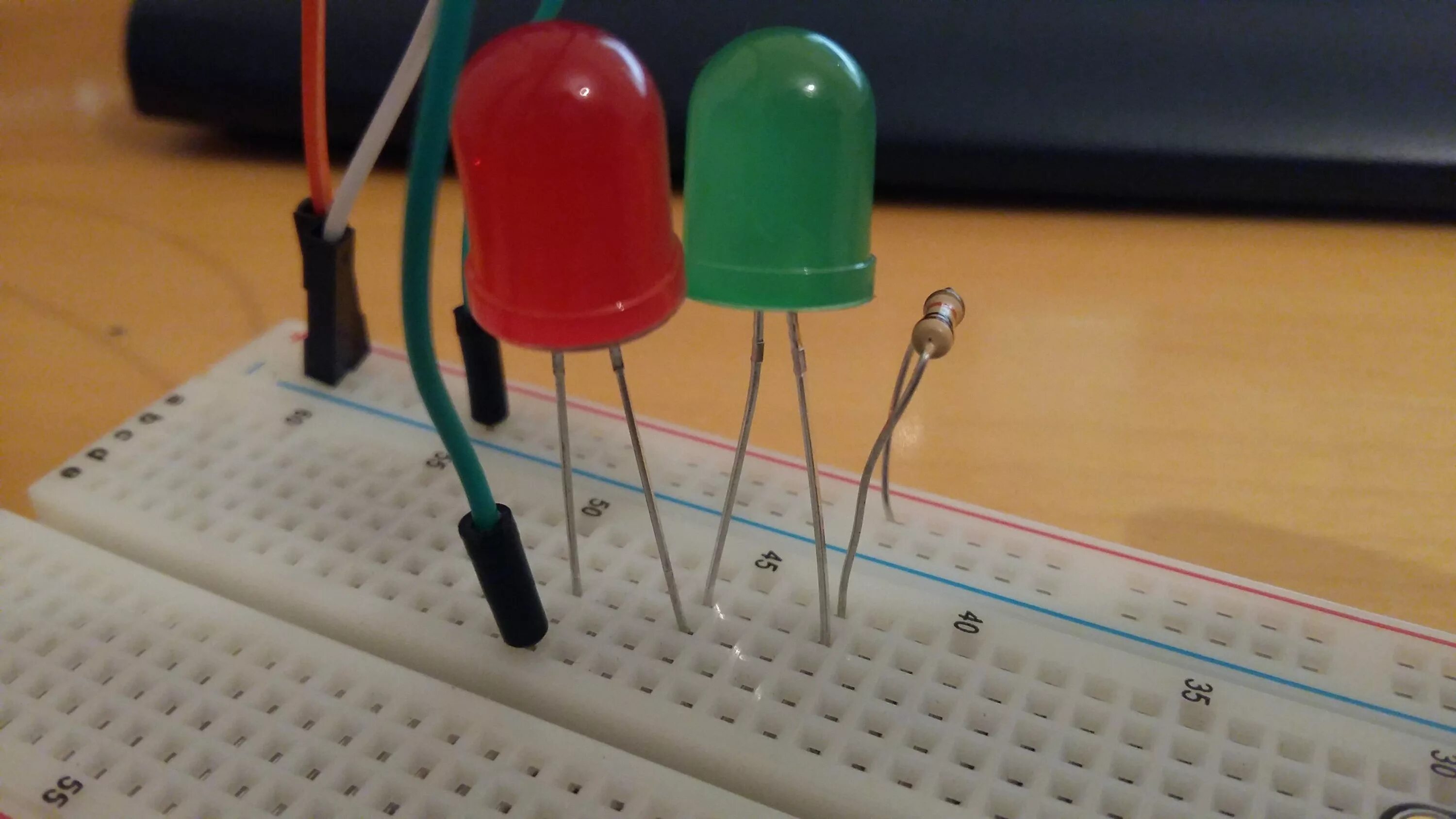 Как сделать светодиод. Светодиоды и диоды с резистором. Резистор на светодиод 3в. Токоограничивающий резистор для светодиода 3в. Led2 диод.