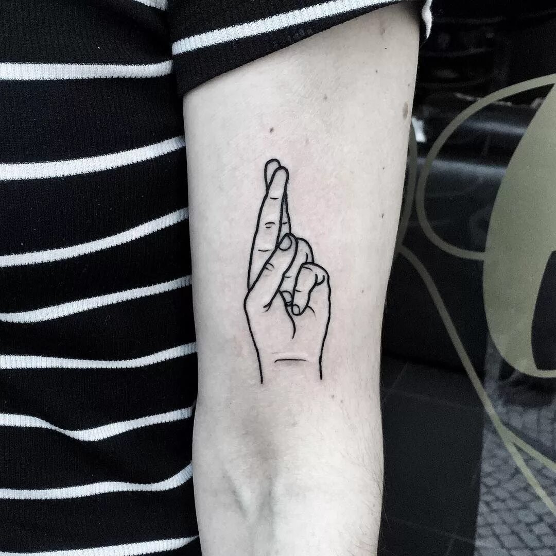 Два пальца тату. Парные татуировки на запястье. Два пальца тату. Скрещенные пальцы. Тату скрещенные пальцы и сердце.