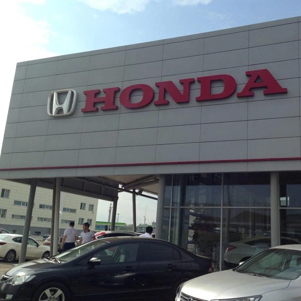 Купить хонда в уфе. Автосалон. Автосалон Honda. Honda дилер. Honda дилерский центр.