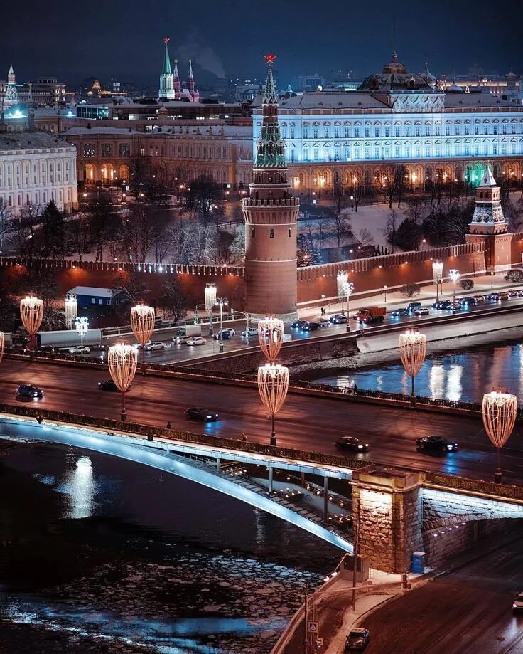 В городе много красивых мест и