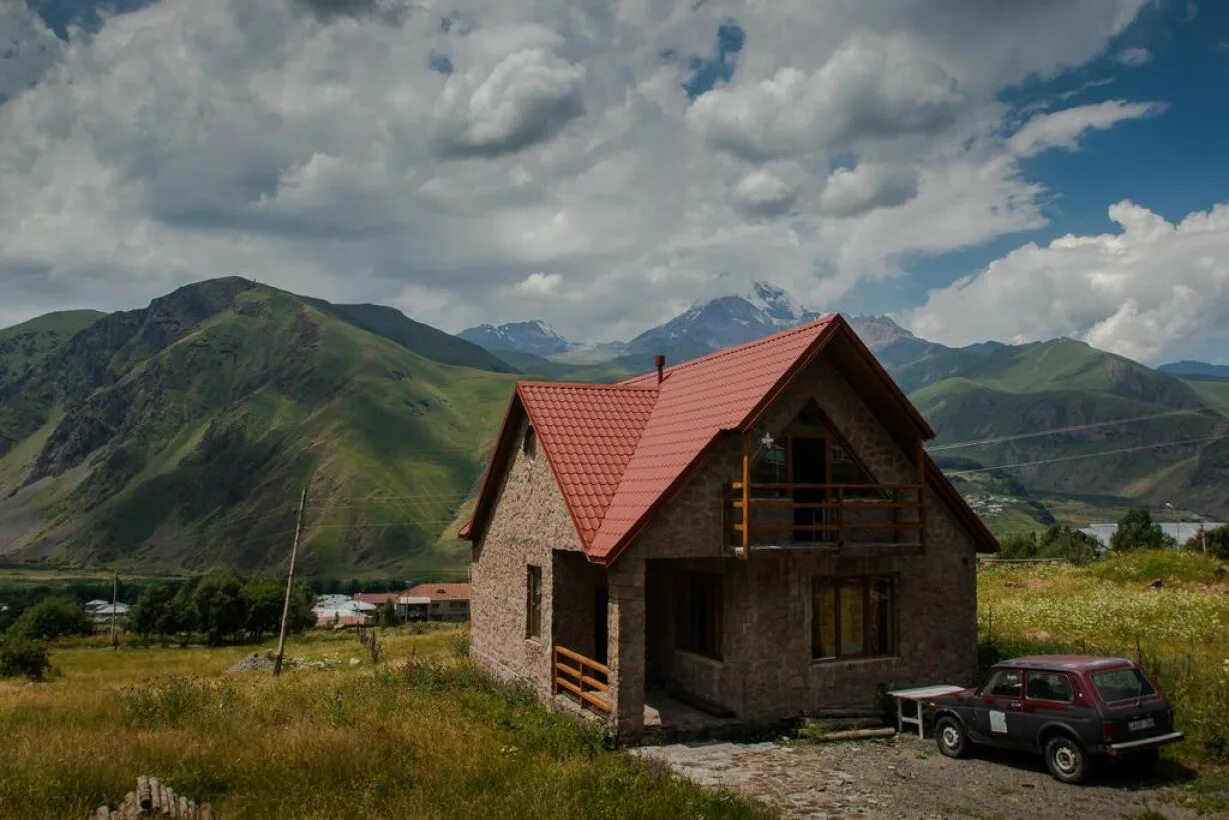 Домики в осетии. Деревня Казбеги отель. Тамариси Грузия. Дом на горе в Грузии. Кавказские горы Адыгея домик.