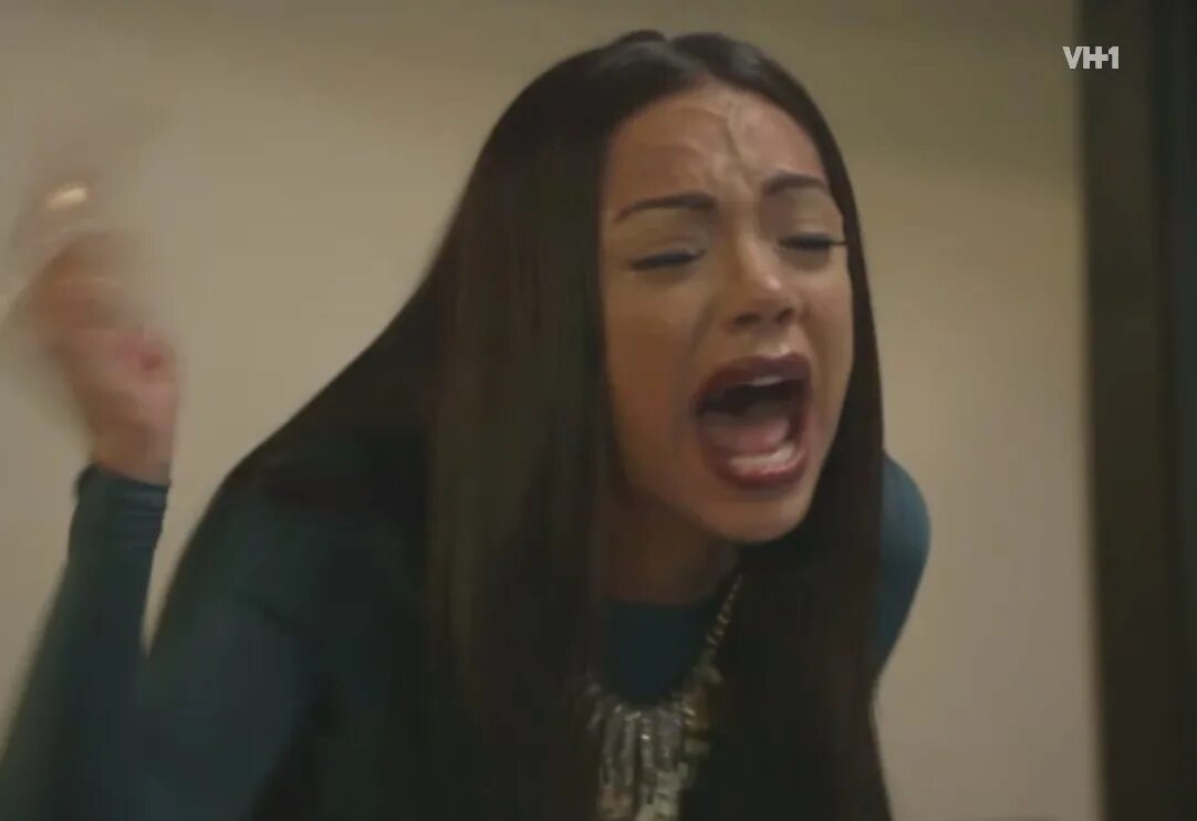 Why she crying. Мем темнокожая девушка кричит. Женщина кричит и тычет пальцем. Мем девушка плачет и кричит темнокожая. Орущая женщина Мем.