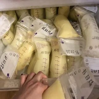 Женщина продает молоко