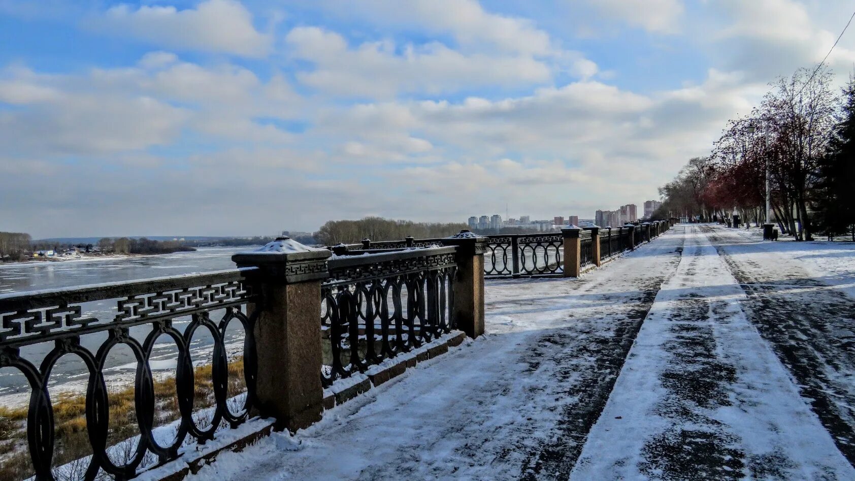 Погулять кемерово. Зимняя набережная Кемерово. Весенняя к набережной Кемерово. Набережная Кировского района города Кемерово зима.