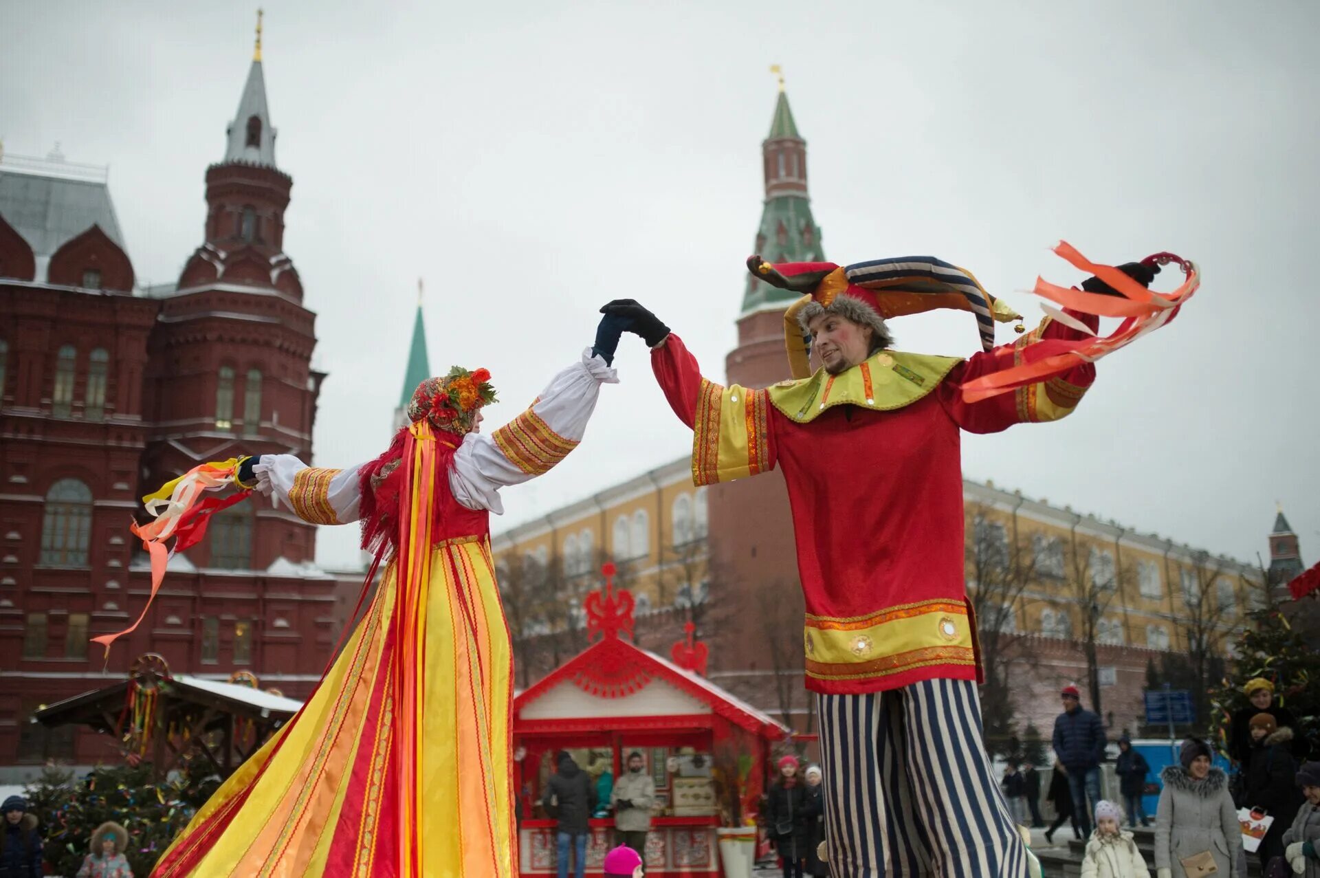 Народные гуляния на Масленицу. Масленица в Москве. Празднование Масленицы в Москве. Традиции Масленицы в России. Первая масленица в москве в каком