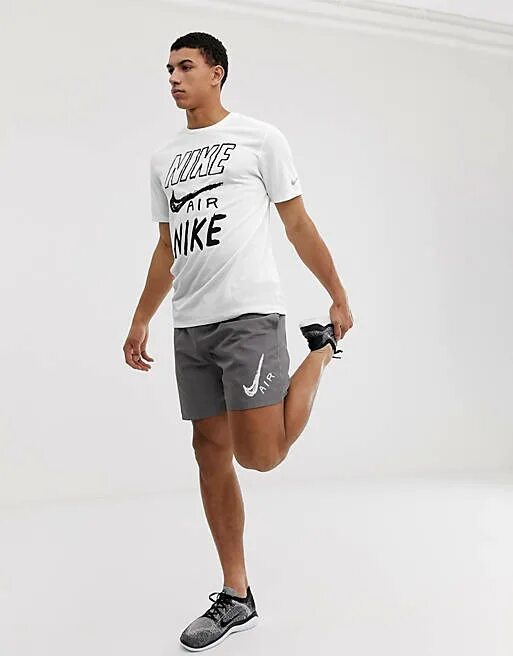 Белая футболка черные шорты. Nike off-68 шорты Dry Running. Футболка найк шорты найк. Костюм найк мужской шорты и футболка. Спортивные шорты и футболка мужские.