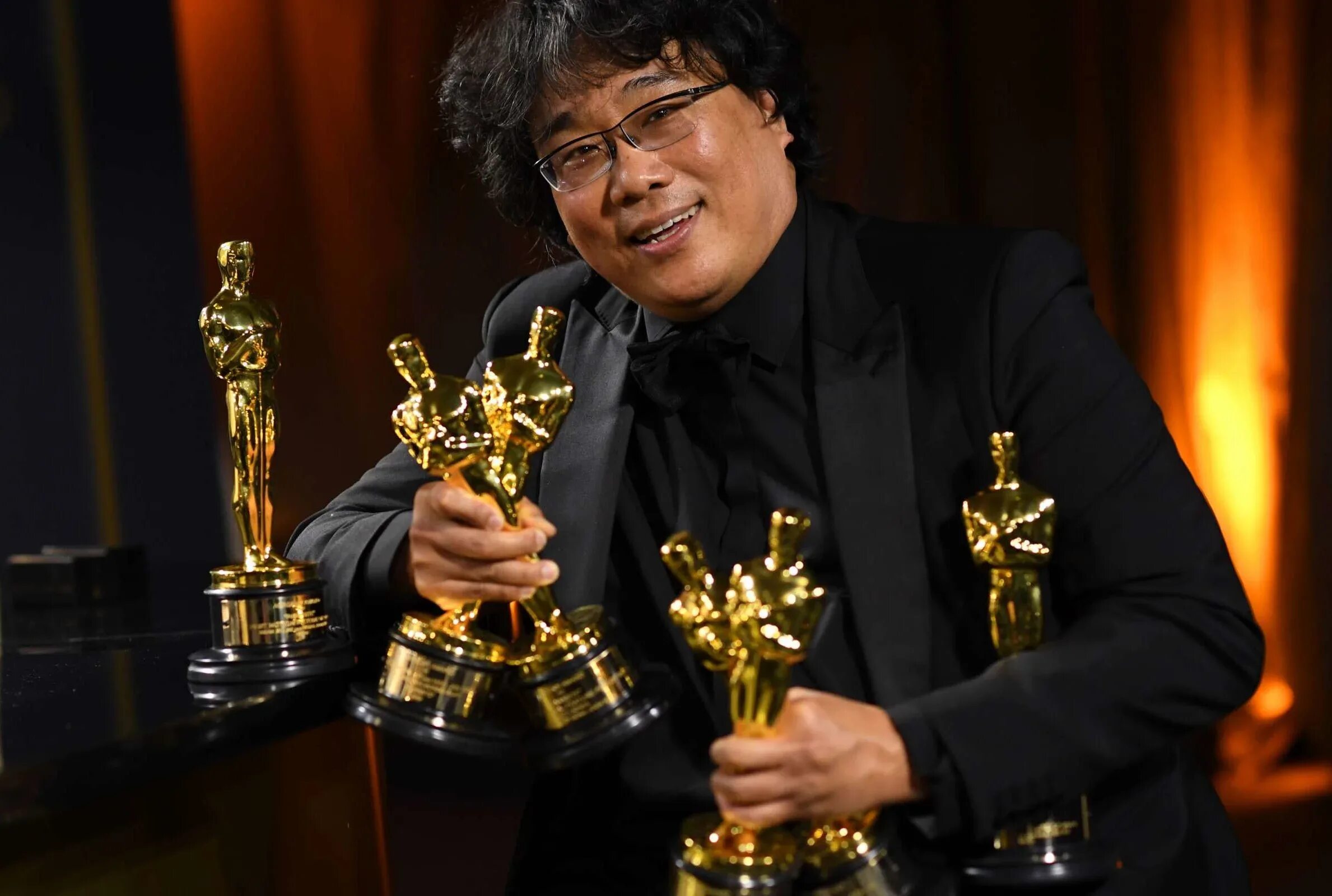 В 2025 году получил оскар. Пон чжун хо оскар. bong joon-ho. bong joon ho oscar. bong joon ho parasites.