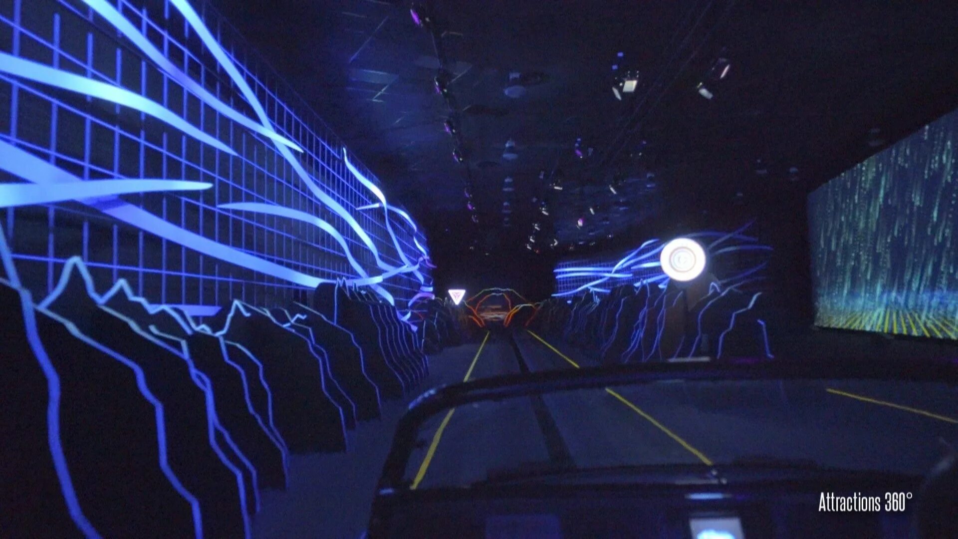 Test track. Аттракцион в стиле tron. аттракцион трон в шанхае. mission space аттракцион. test track парк развлечений.