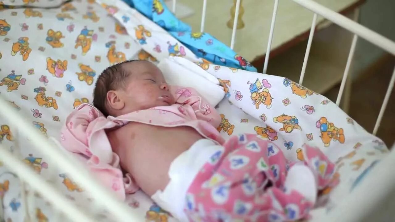 Дети роддома видео. Новорожденная девочка в роддоме. Пеленание в роддоме на выписку видео. Выписка после родов ребенка. Дети роддома видео.
