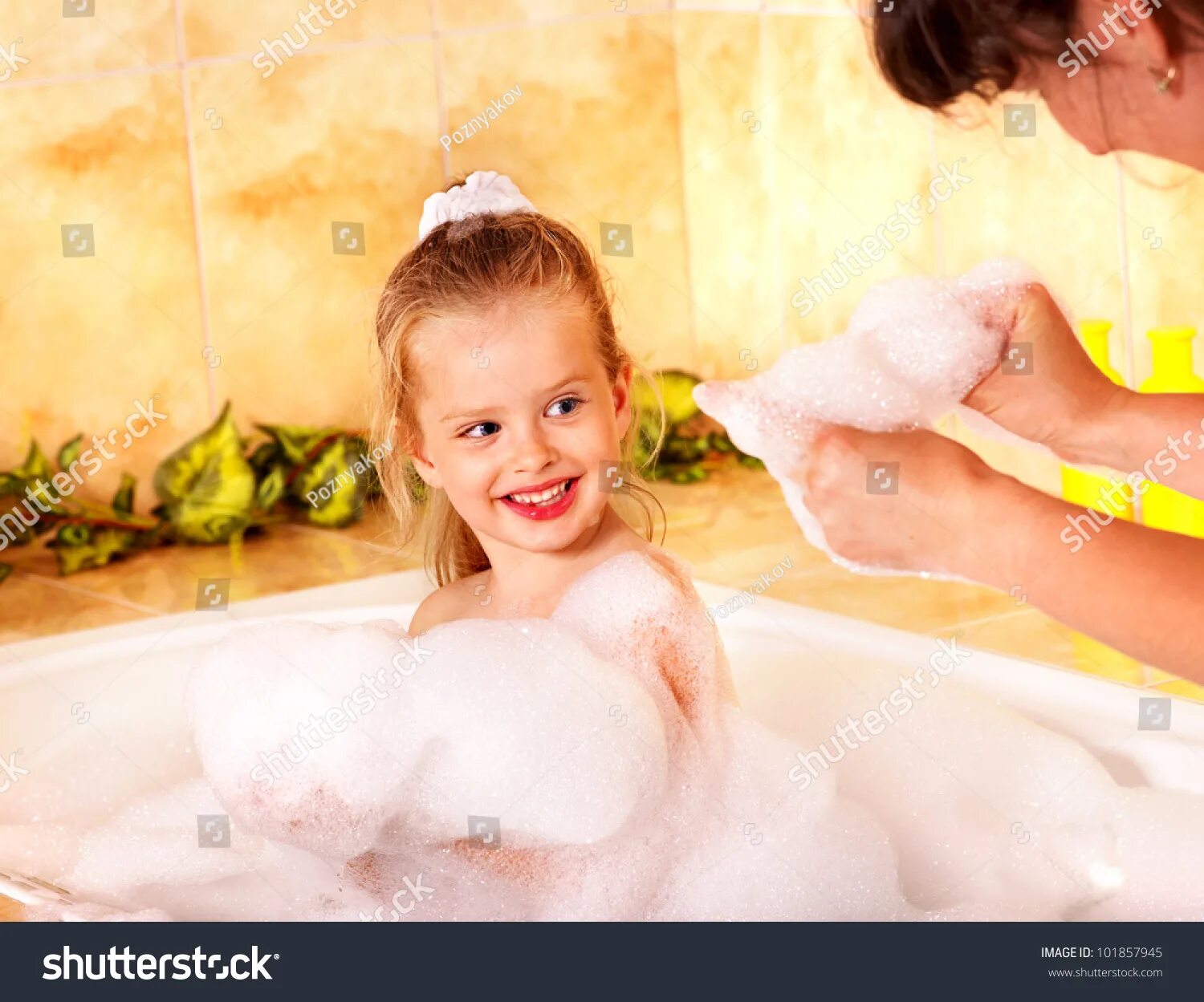 Сестричка в ванной. Девочки 12 лет стоковые картинки в ванной. Голышом дочка в ванной купается. Tub stock photo. Русские купаются в ванной