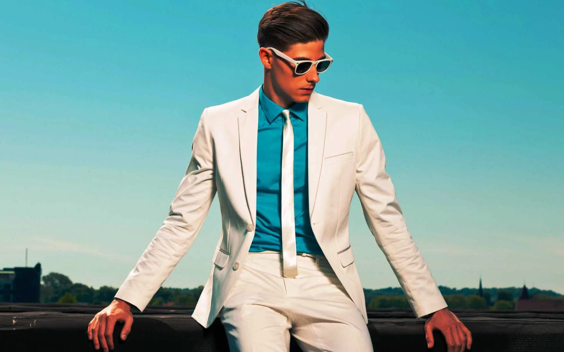 стильная мужская одежда. модный парень песня. мужская фотосессия на ступеньках. модный парень песня. дэвид ганди массимо дутти.