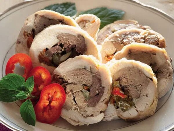 Куриные рулетики с куриной печенью. Рулет с печенью. рулет из куриной печени. куриные рулетики с печенью. рулет с куриной печенью.