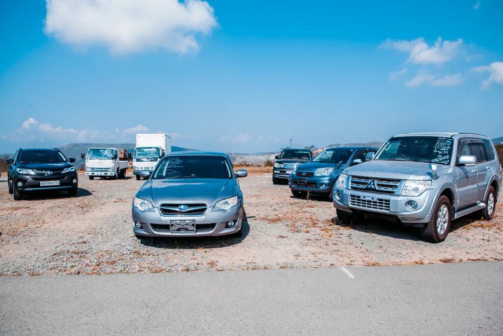 Куплю автомобиль владивосток. Авторынок. Машины авторынок зеленый угол. Авторынок Владивосток. Зеленый угол Land Cruiser.