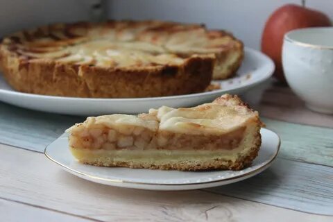 Открытый яблочный пирог из песочного теста