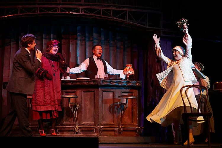 Театр современник три товарища. Патриция хольман три товарища. Три товарища современник. Три товарища современник. Три товарища ремарк спектакль современник.