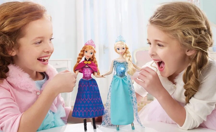 Игры кукла мама. Игрушки для девочек. Куклы для девочек. Девочка с двумя куклами. Дети играют в куклы.