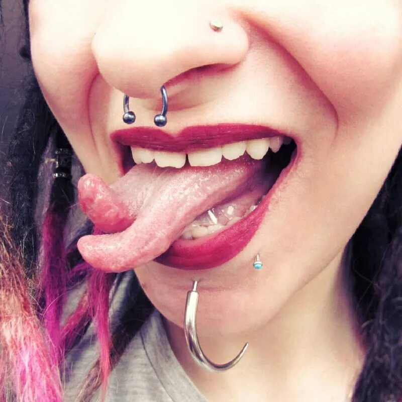 Девушка с двойным языком. Горизонтальный прокол языка. Девушка с двойным языком. Девушка с языком. Девушка с раздвоенным языком.