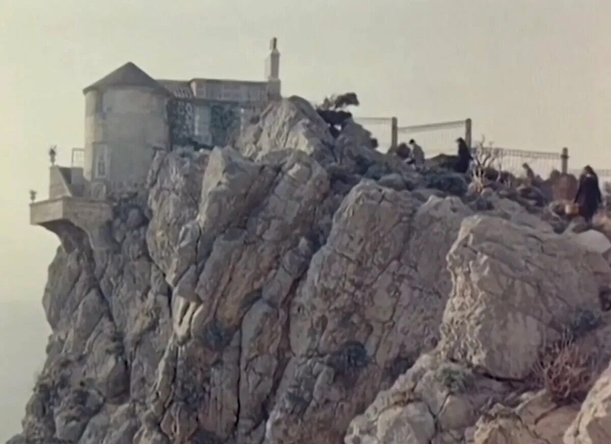 Остров 10 негритят. Десять негритят фильм 1987 ласточкино гнездо. Ласточкино гнездо десять негритят. Остров 10 негритят. 10 негритят агата кристи остров.