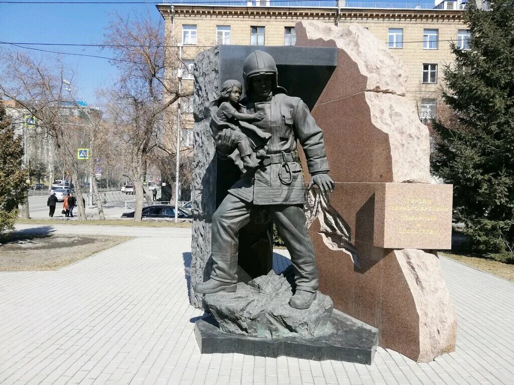 В каком городе установлен памятник героям