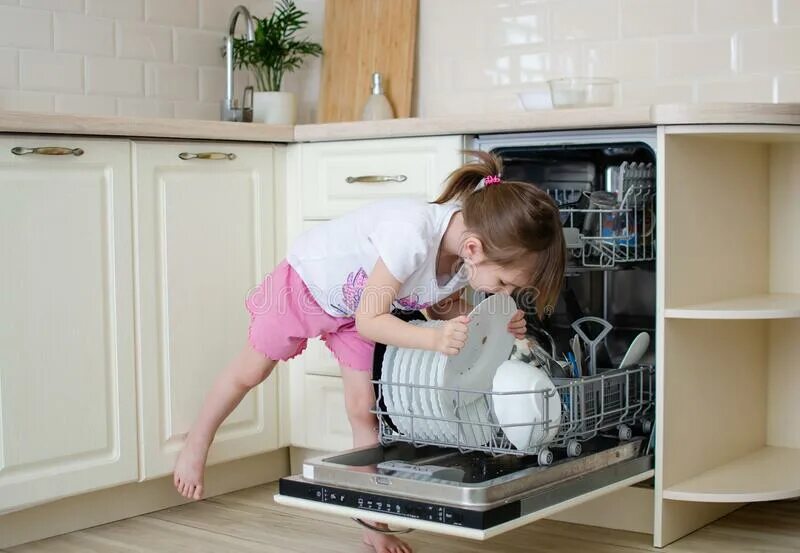 Детскую стиральную машинку малюсенькую. Семья возле стиральной машины. Семья возле стиральной машины. Рука ребенка в руке взрослого. Сынок помоги маме.