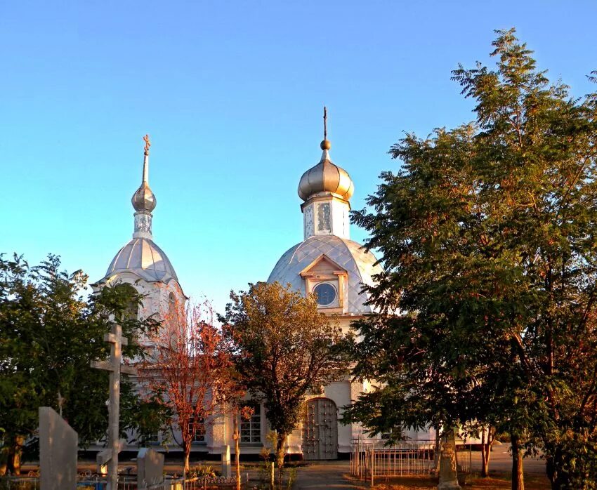 Черный яр астраханская область. Храм Петра и Павла черный Яр. Церковь в черном Яру Астраханской области. Храм Петра и Павла в черном Яру Астраханской области. Церковь апостолов Петра и Павла (село черный Яр).