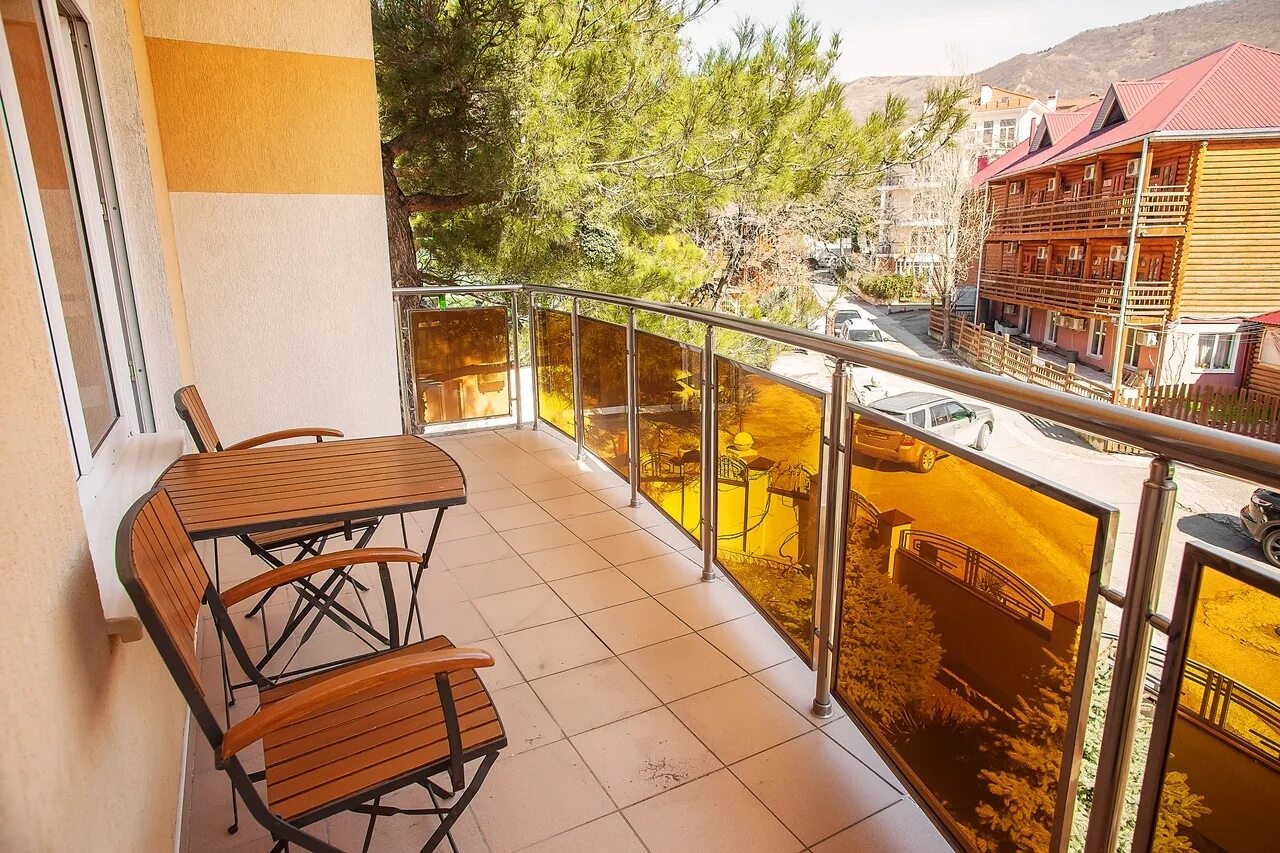 Отель континент вардане молодежная. В анапе гостиничный дом. Отель севен лазаревское. Судак консульская 34. Сочи лоо гостевой дом ул.