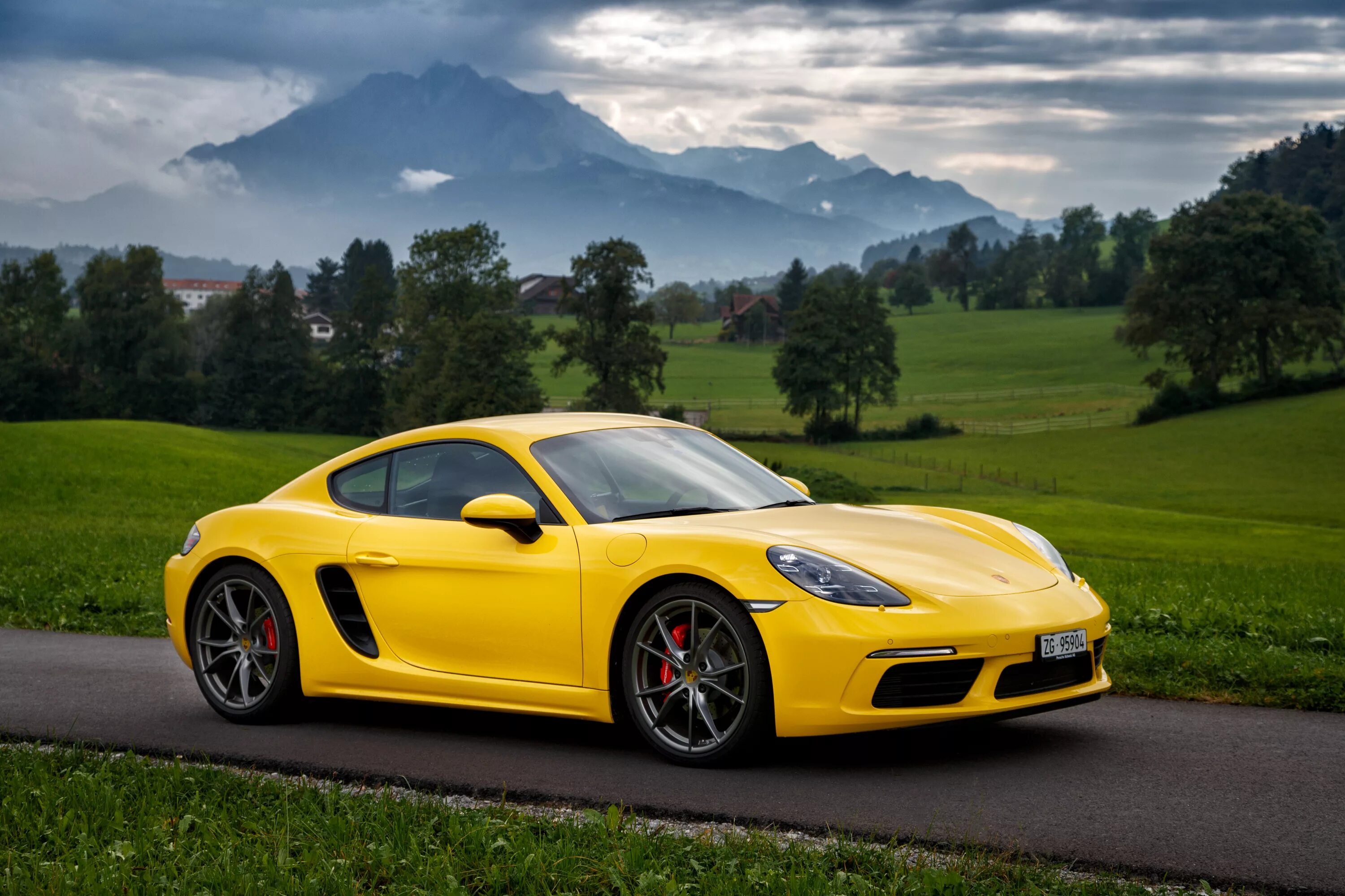 Сколько машина порше. Porsche 718 Cayman Yellow. Кайман Порше 718 желтый. Порше Кайман 918. Porsche Cayman s.