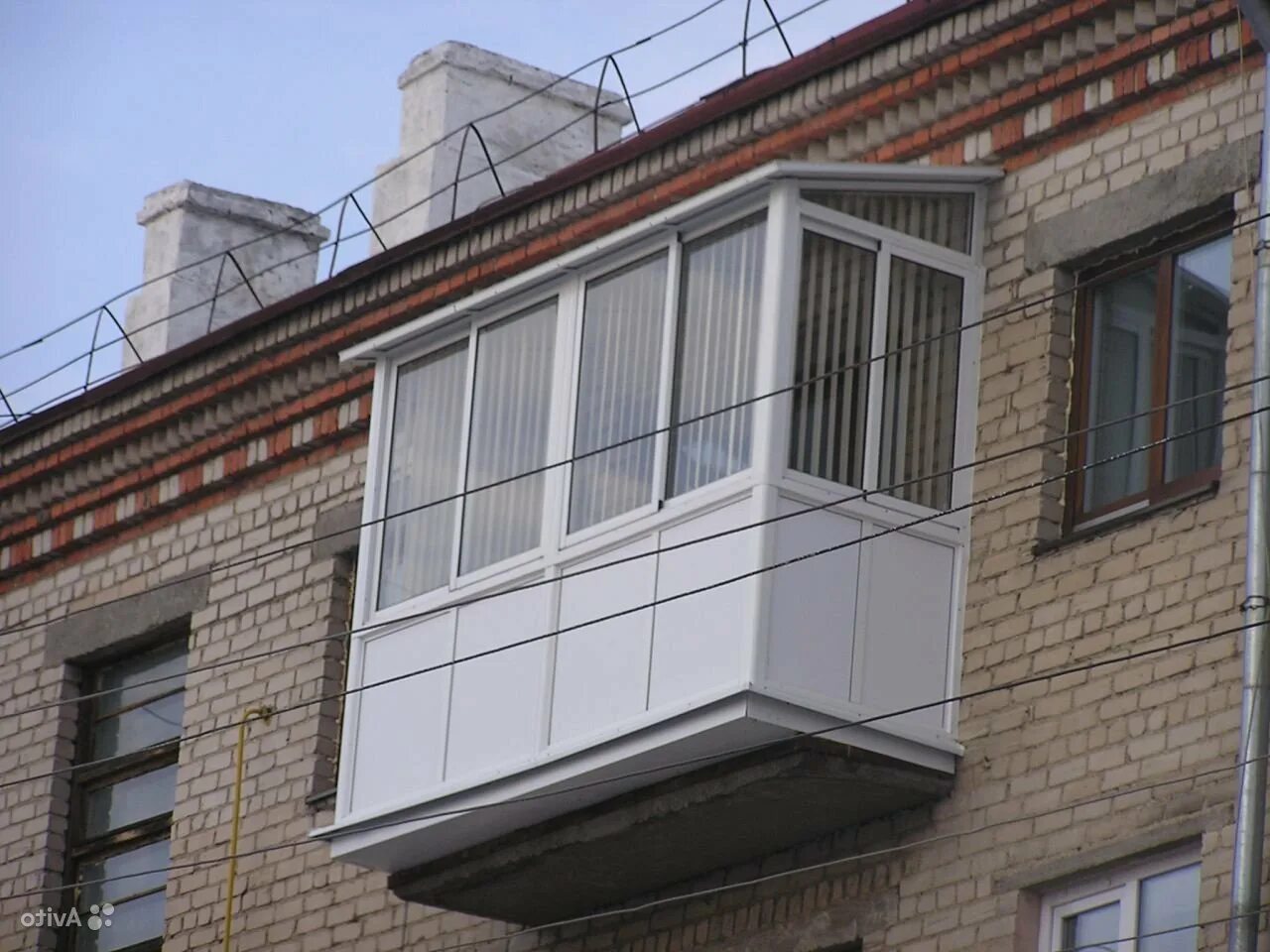 Хрущевка последний этаж. Балкон с выносом и крышей. Лоджия с выносом. Балкон с выносом. Застекленный балкон.