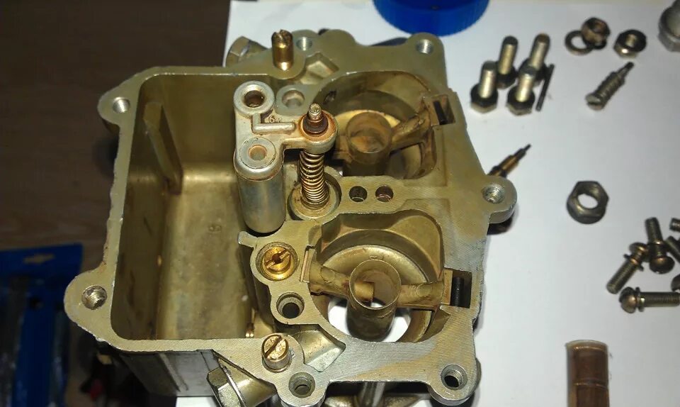 Ускорительный насос карбюратора озон. Solex 1b опель кадет ускорительного насоса. Жиклёры карбюратора к126г на уаз. Настройка ускорительного насоса. Игла ускорительного насоса к126г.